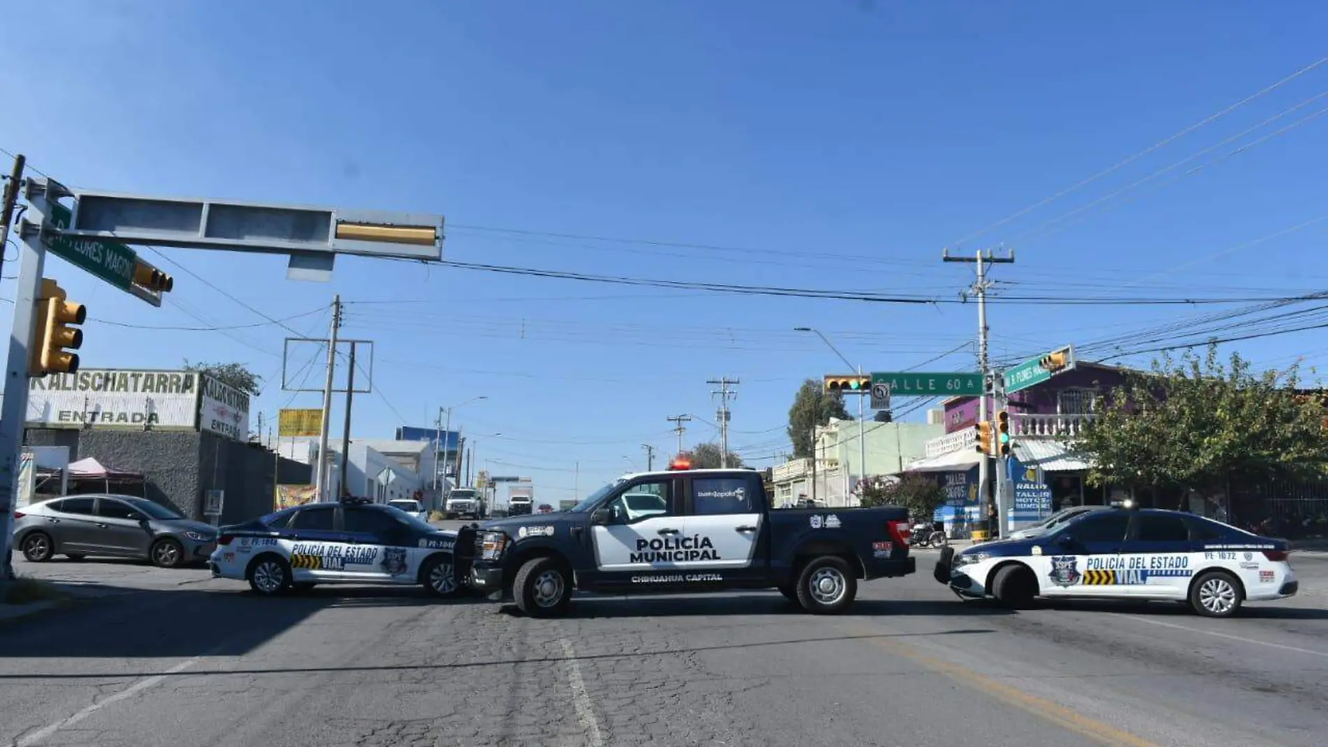 cierre vial calle patrullas policia 